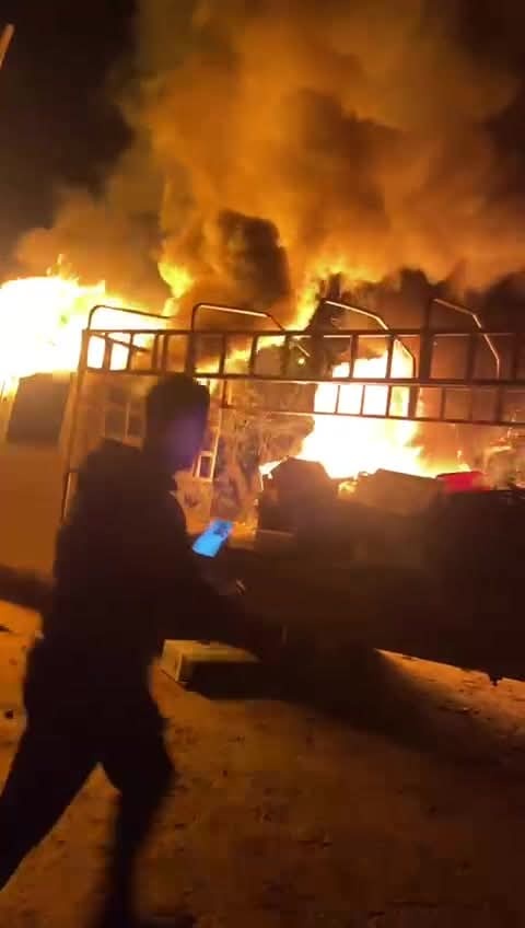 صور...مستعمرون يحرقون ويحطمون عددا من مركبات المواطنين ويغلقون طرقا في الضفة