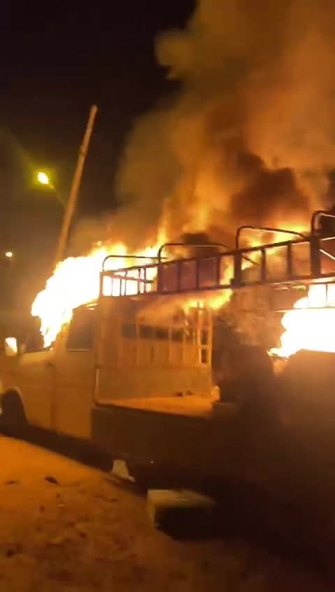 صور...مستعمرون يحرقون ويحطمون عددا من مركبات المواطنين ويغلقون طرقا في الضفة