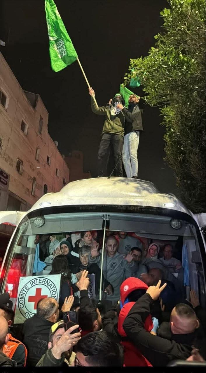 90 اسيرا يعانقون الحرية ضمن الدفعة الأولى من صفقة التبادل بين المقاومة والاحتلال