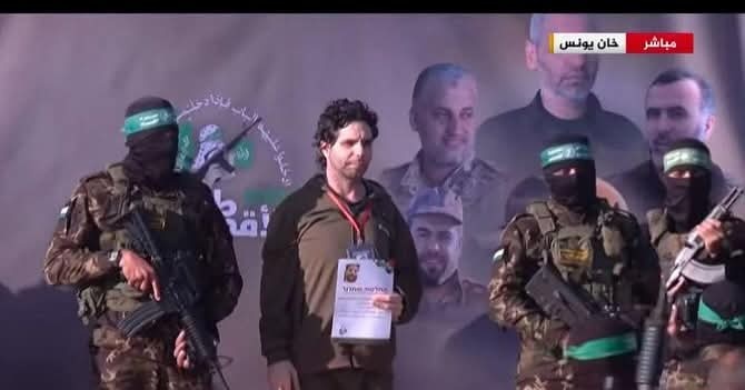 ضمن الدفعة الرابعة لصفقة التبادل...القسام تسلم 3 أسرى إسرائيليين للصليب في خان يونس