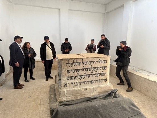 جرى استقباله من "حكام سوريا الجدد" ... حاخام داعم للاحتلال دعا لإبادة الشعب الفلسطيني وضم الجولان المحتل يزور دمشق