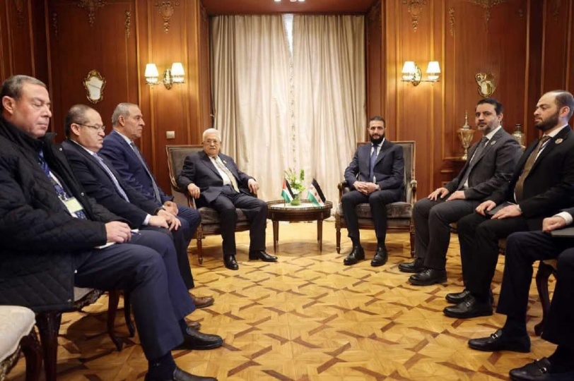 الرئيس عباس يجتمع مع أحمد الشرع في القاهرة