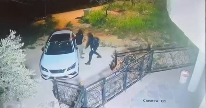 مستوطنون يحرقون مركبة ويخطون شعارات في قيرة شمال سلفيت