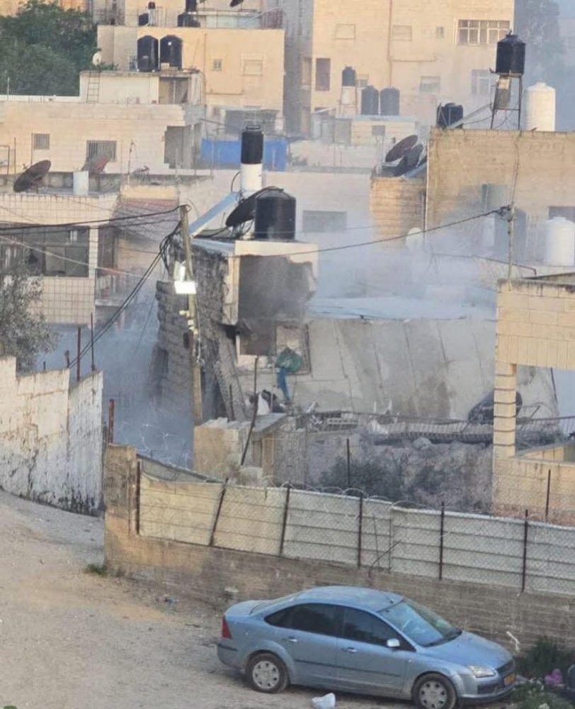 قوات الاحتلال تفجر منزل الشهيد محمد شهاب في بلدة الرام