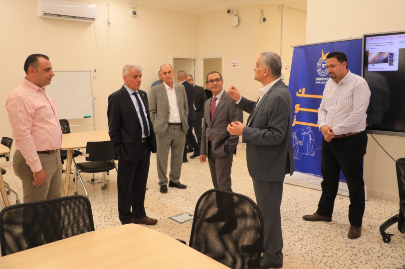 الوزير برهم يزور جامعة النجاح الوطنية ويشيد بإنجازاتها الأكاديمية والتطور التكنولوجي لعياداتها ومختبراتها الطبية