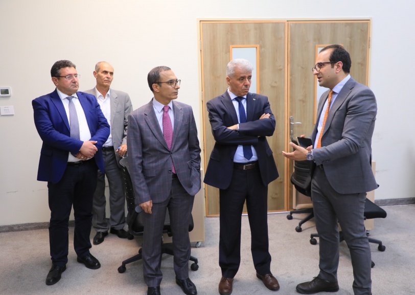 الوزير برهم يزور جامعة النجاح الوطنية ويشيد بإنجازاتها الأكاديمية والتطور التكنولوجي لعياداتها ومختبراتها الطبية