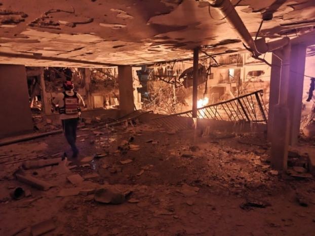 هجوم إيراني مركّب بالصواريخ والمسيرات يضرب عمق الاحتلال: قتلى وإصابات ودمار هائل في "تل أبيب"