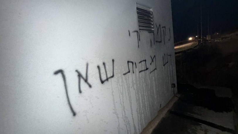 مستوطنون يضرمون النيران في منشأة أمنية إسرائيلية وسط الضفة (صور)