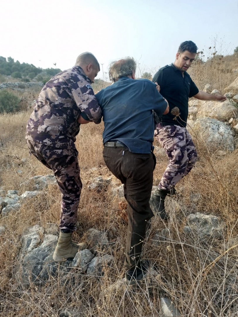 صور....خلال أقل من 8 ساعات دفاع مدني طولكرم يعثر على مسن مفقود 