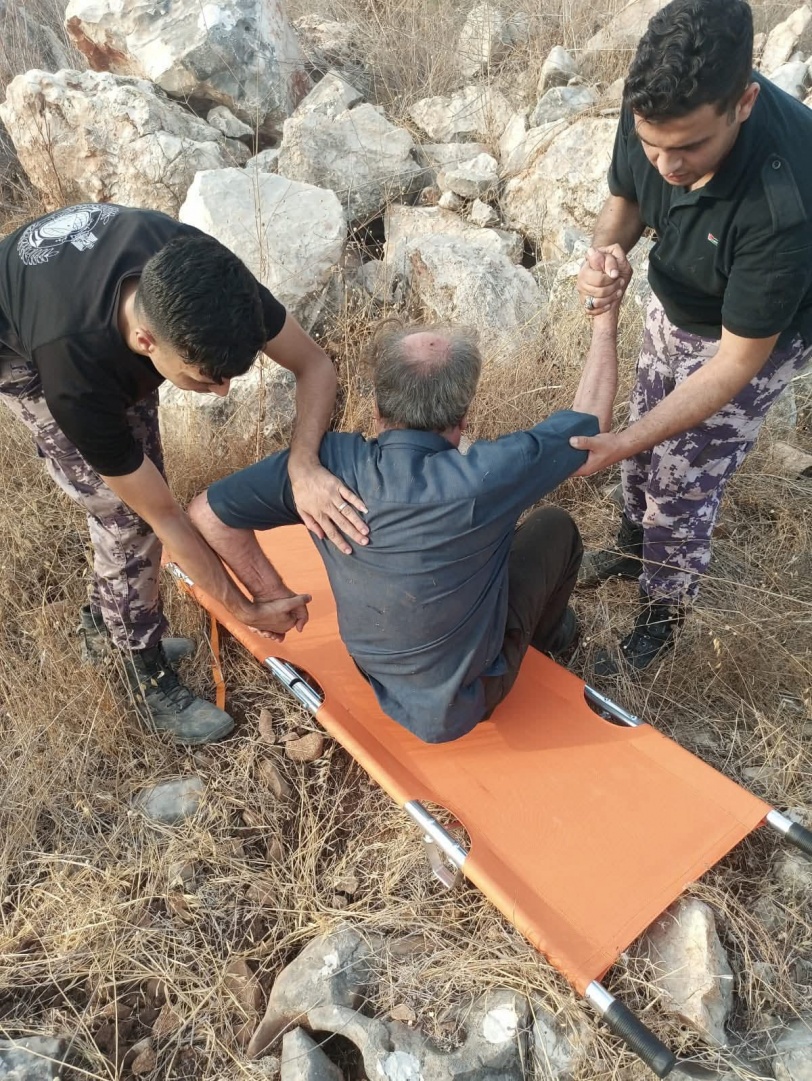 صور....خلال أقل من 8 ساعات دفاع مدني طولكرم يعثر على مسن مفقود 