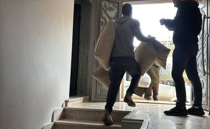 6  عائلات تخلي منازلها تمهيدا لهدمها في مدينة نابلس