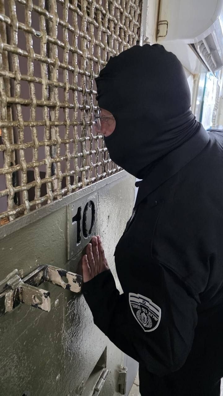 بالصور: بن غفير يتنكر ويقتحم المعتقلات للإشراف على سياسة الانتقام من الأسرى