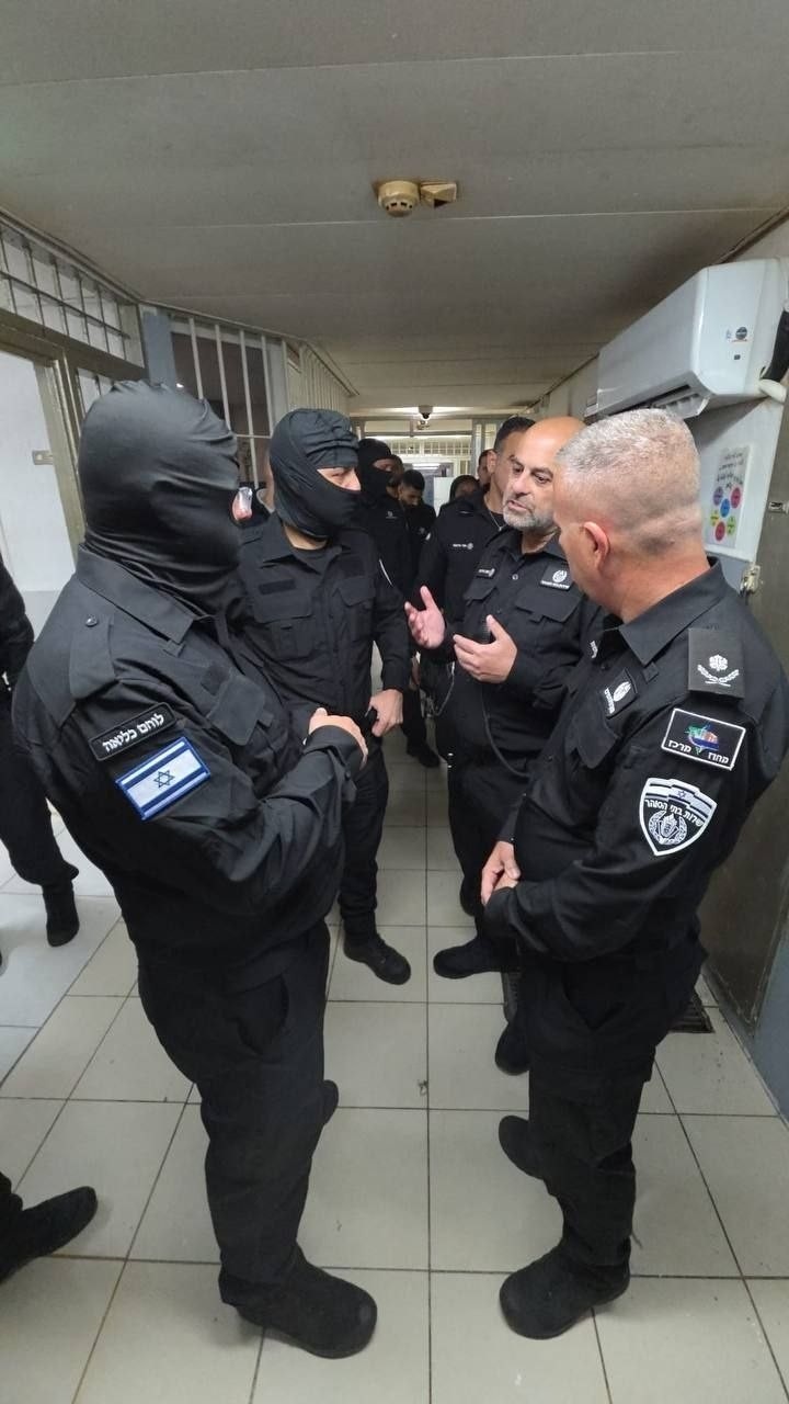 بالصور: بن غفير يتنكر ويقتحم المعتقلات للإشراف على سياسة الانتقام من الأسرى