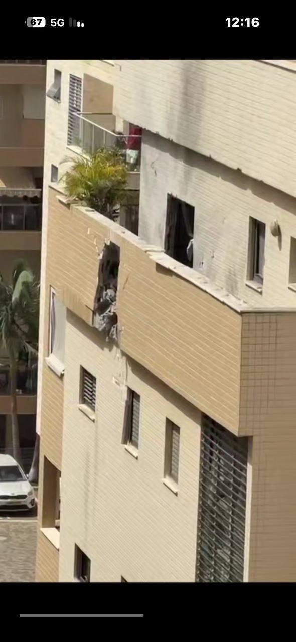 صور...أضرار بسقوط قنابل صاروخ عنقودي بمناطق واسعة في "تل أبيب"