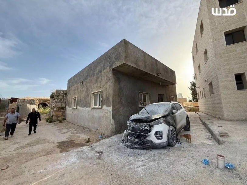 صور...مستوطنون يحرقون مسجدا وعددا من المركبات في جيبيا شمال غرب رام الله