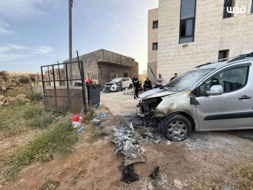 صور...مستوطنون يحرقون مسجدا وعددا من المركبات في جيبيا شمال غرب رام الله