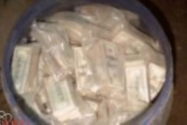 فلاح يعثر على 600 مليون دولار مدفونة في أرضه لكن هل تعلم ماذا فعل بها ؟؟