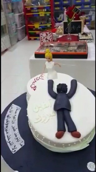معلمة خليجية تحتفل بطلاقها في مدرستها