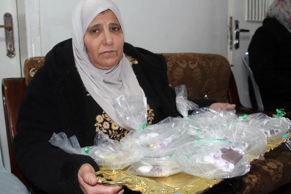 والدة الشهيد محمد توزع الهدايا والحلوى التي أعدتها للزفاف