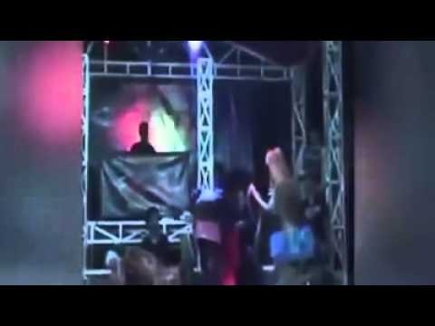 بالفيديو.. لدغتها كوبرا على المسرح.. فواصلت الغناء لـ 45 دقيقة ثم ماتت!