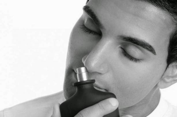 مهما كان عطرك رخيص الثمن.. إليك هذا السر لبقائه طوال اليوم