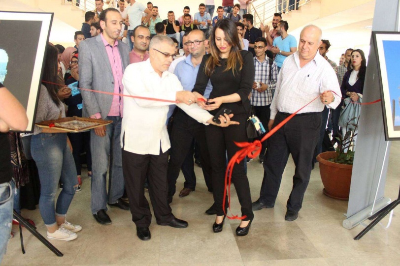 "رجلين طوال" معرض صور افتتحته الجامعة العربية الامريكية للفنانة عواطف روميه