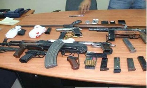 القبض على مطلوب للعدالة بحوزته أسلحة وذخيرة وقنابل غرب جنين