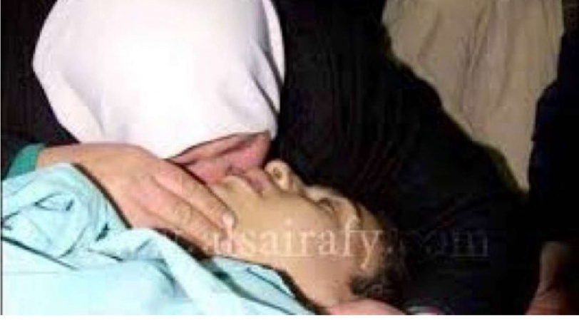 ماذا طلب الشاب أحمد السوسي من والدته على فراش الموت؟..تندم على طعن والده في غزة
