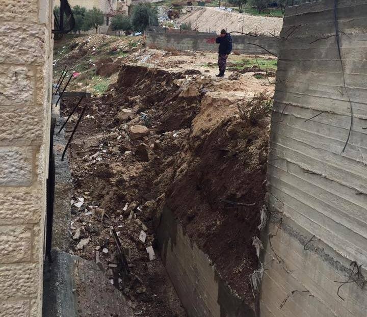 بالصور.. طواقم الدفاع المدني الفلسطيني تتعامل مع عدة حوادث وحالات تقديم مساعدة في مدن الضفة