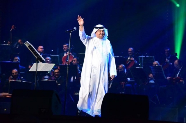 بالفيديو- محمد عبده يرمي عقاله في حفله بالسعودية... وهذه هوية الشاب الذي إلتقطه