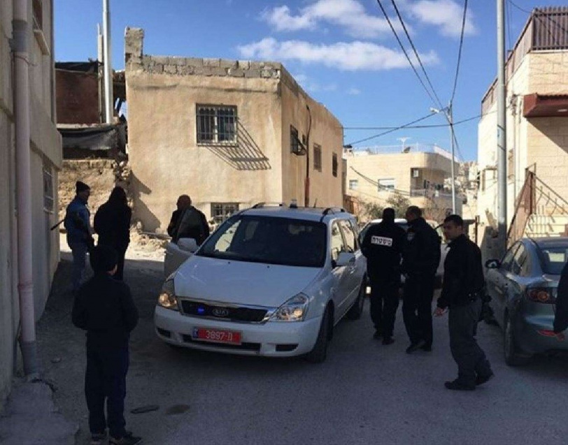 صور- الاحتلال يفكك خيمة عزاء الشهيد القنبر