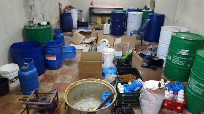 الشرطة تضبط مواد كيميائية ومصنع ضخم لتزوير السجائر والمعسل في بلدة يعبد جنوب جنين