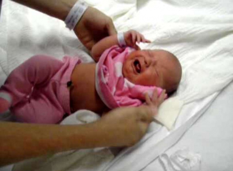 حدث بغزة.. أب يرفض تسجيل ابنه بإسمه لأنه ولد في بيت أهل زوجته