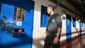 الاحتلال يعزل 6 من قيادات إضراب الأسرى بينهم البرغوثي