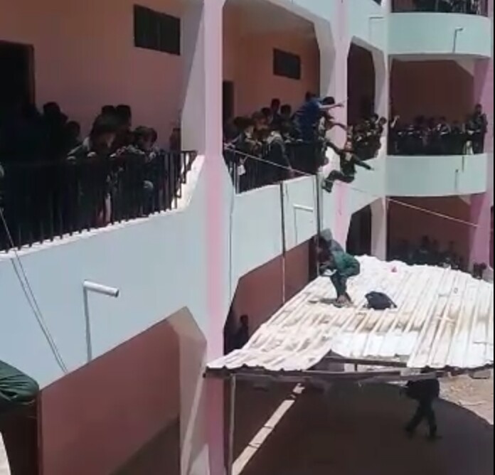بالصور.. مدير مدرسة يمنية يرمي الطلاب من الدور الثاني
