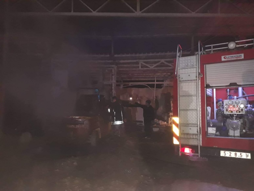 بالصور..إخماد حريق معدات داخل منشار حجر جنوب جنين