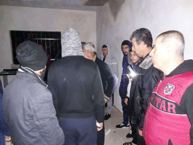 بالصور..الدفاع المدني يخلي 3 منازل نتيجة حدوث انهيارات صخرية في بلدة الطيبة غرب جنين