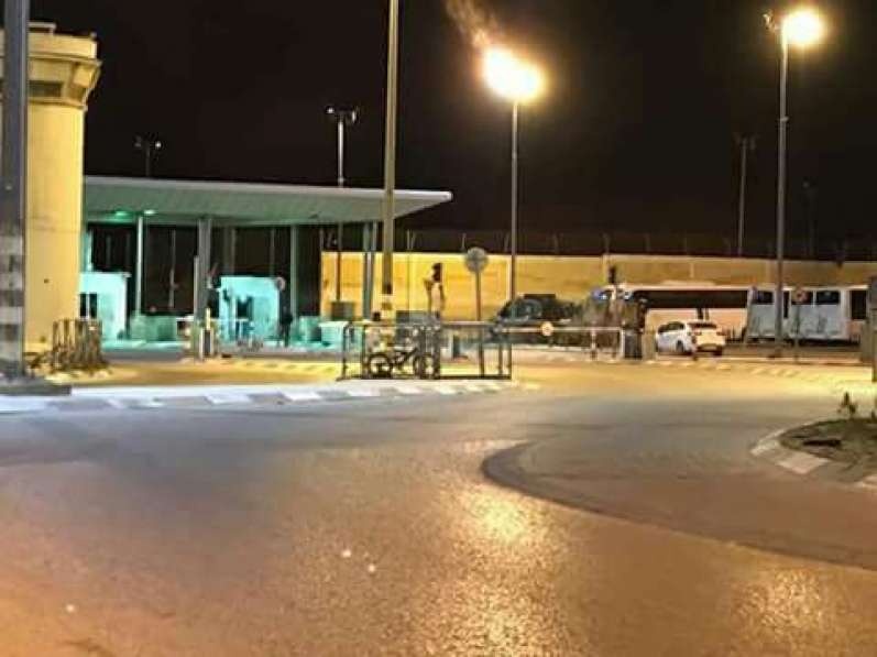 الإحتلال يعتقل فتى وشاب خلال تواجدهما بالقرب من حاجز قلنديا العسكري