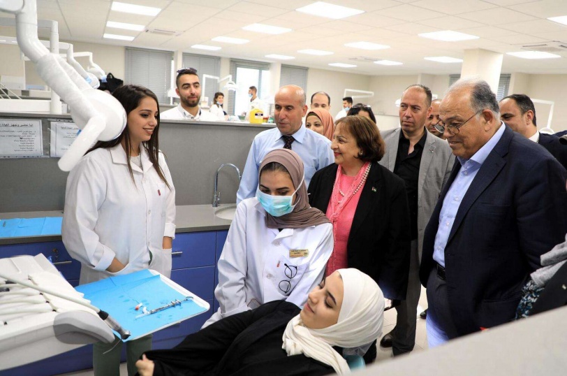 صور..وزيرة الصحة تفتتح عيادات جديدة لكلية طب الاسنان في الجامعة العربية الامريكية