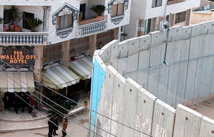 صور..الرئيس يتفقد فندق 'الجدار' في بيت لحم