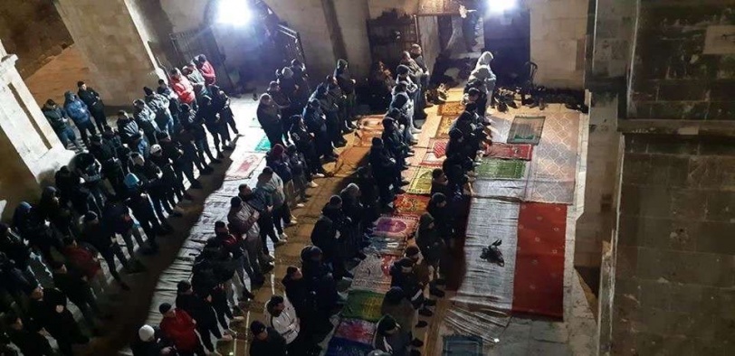 شاهد- الاحتلال يعتدي على المصلين في الاقصى