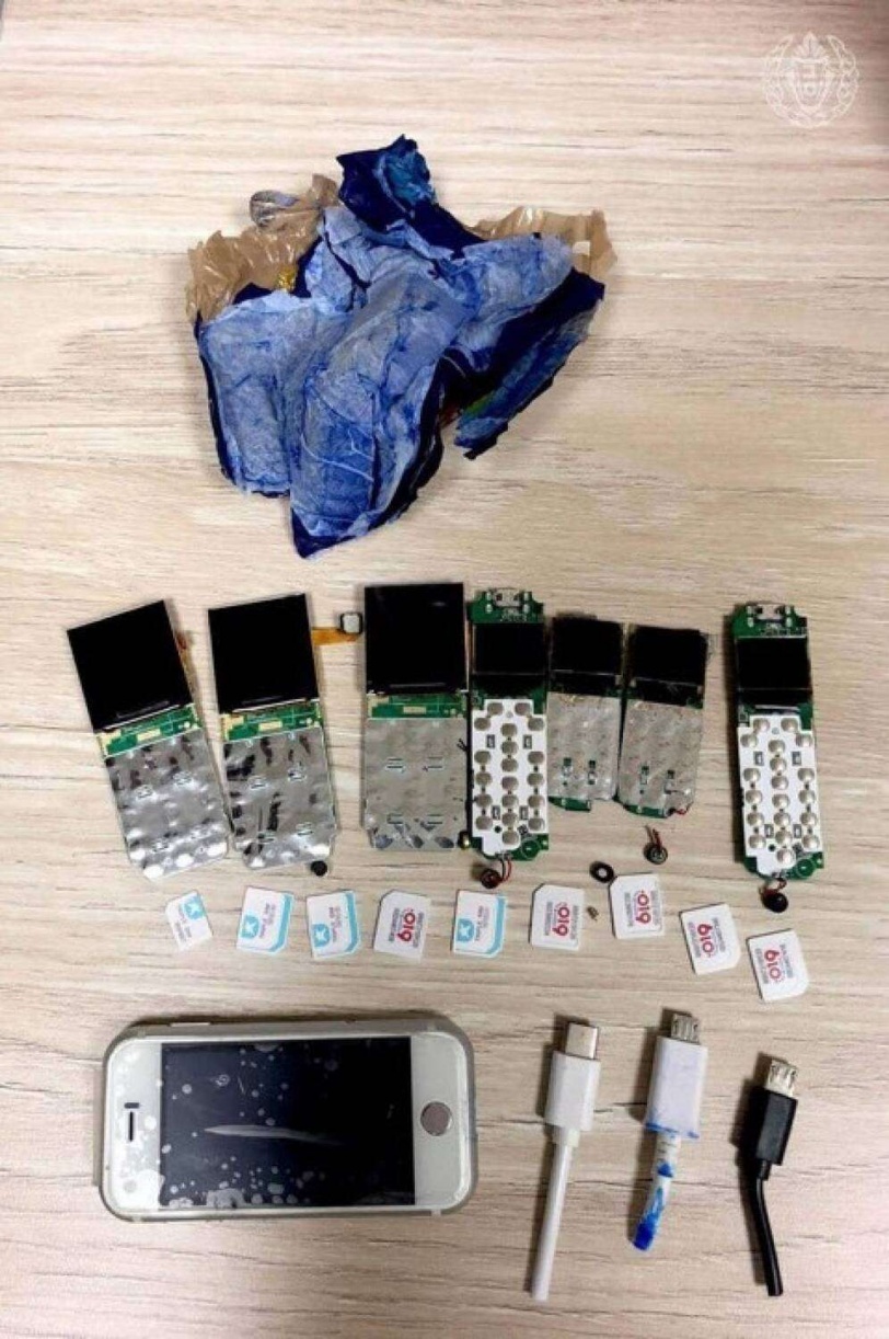 أسير يحاول تهريب أجهزة خلوية إلى سجون الاحتلال بطريقة جديدة