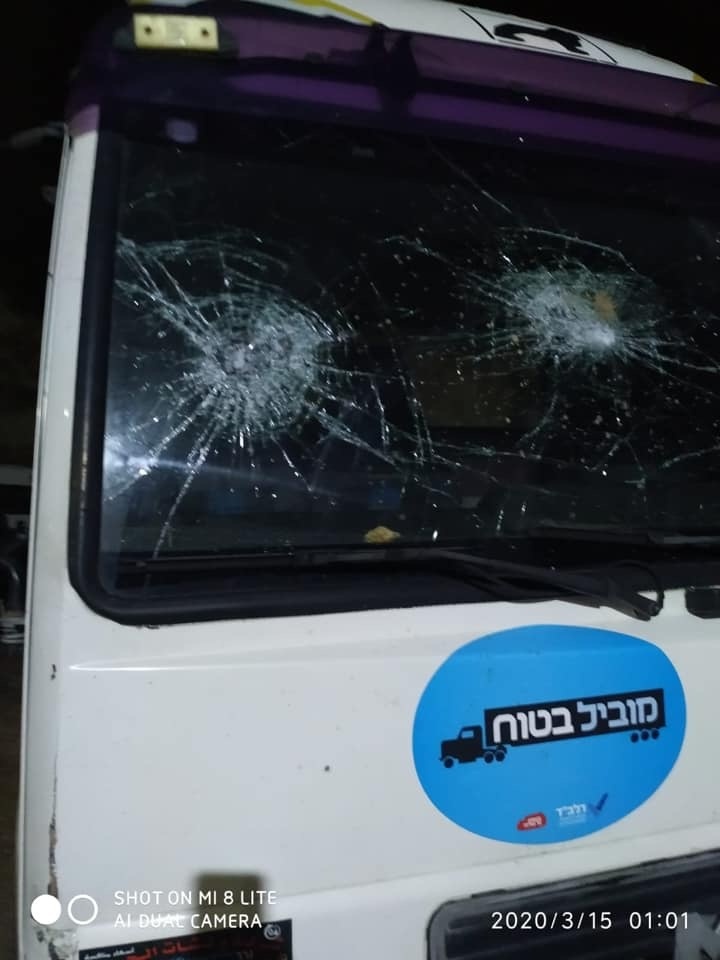 بالصور ...مستوطنون يحطمون زجاج 20 مركبة في حوارة