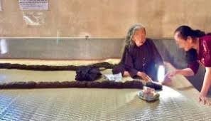 طوله 6 أمتار... عجوز فيتنامية لم تقصّ شعرها منذ 64 عاماً - النهار
